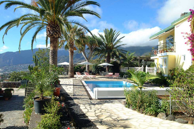 Pool und Palmen im Jardín de Aridane auf La Palma